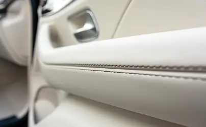 Чистый кожаный элемент салона автомобиля